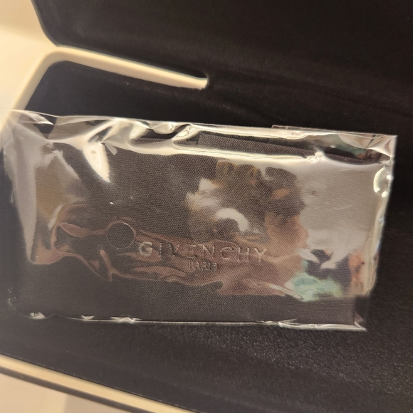 Givenchy Sunglasses Eyeglasses Large Black Hard Case with  Cleaning Cloth - Picture 4 of 5